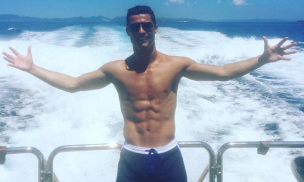 Cristiano Ronaldo luce tableta en Ibiza